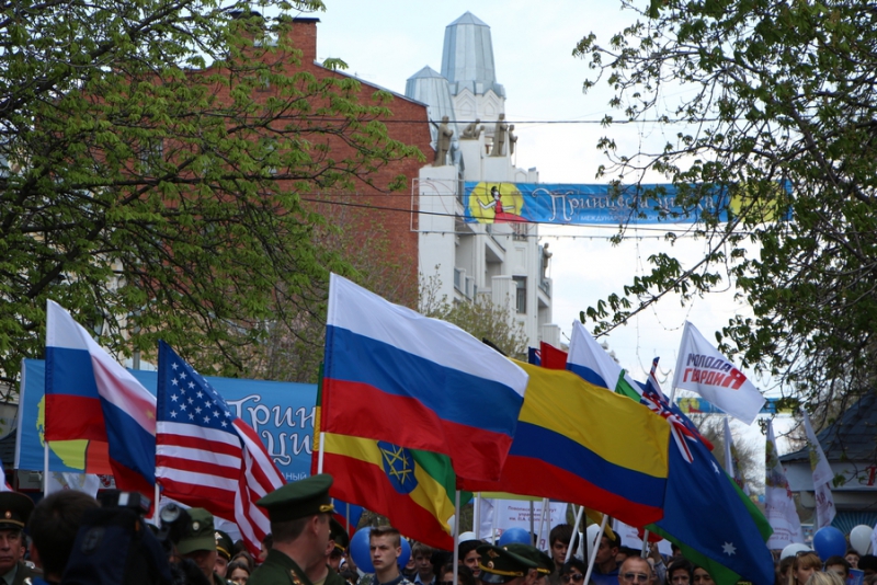 По проспекту Кирова прошла цирковая кавалькада