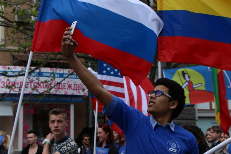 По проспекту Кирова прошла цирковая кавалькада