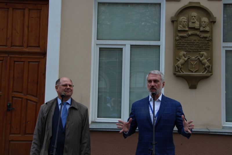 По проспекту Кирова прошла цирковая кавалькада