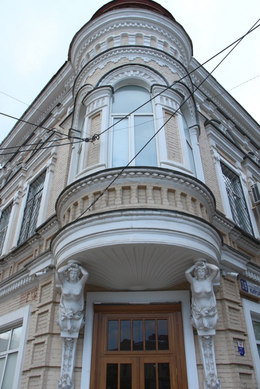 По проспекту Кирова прошла цирковая кавалькада