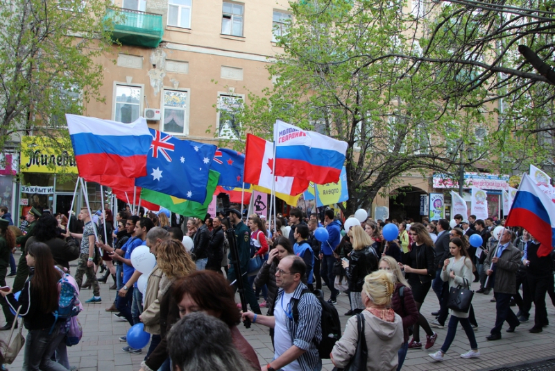 По проспекту Кирова прошла цирковая кавалькада