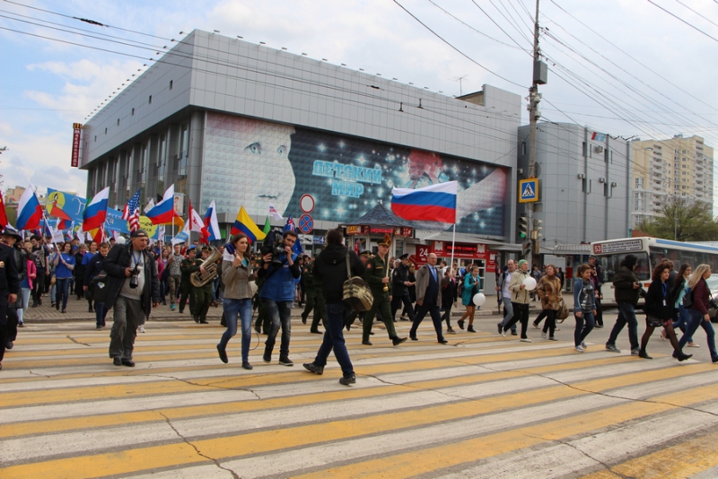 По проспекту Кирова прошла цирковая кавалькада