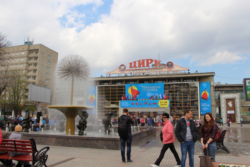 По проспекту Кирова прошла цирковая кавалькада