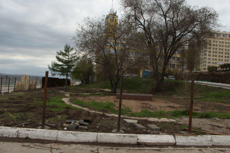 На зеленой зоне Набережной началась подготовка к строительству