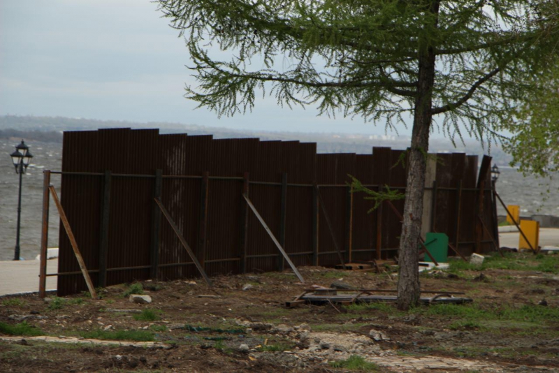 На зеленой зоне Набережной началась подготовка к строительству