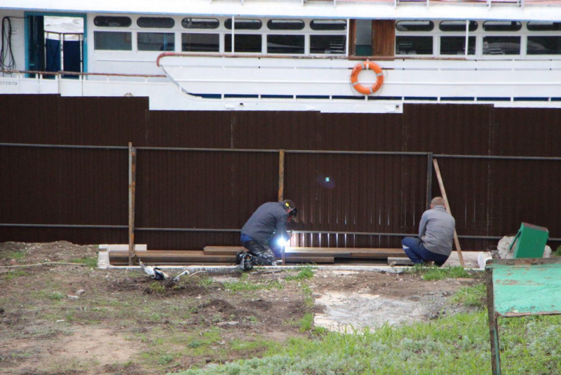 На зеленой зоне Набережной началась подготовка к строительству