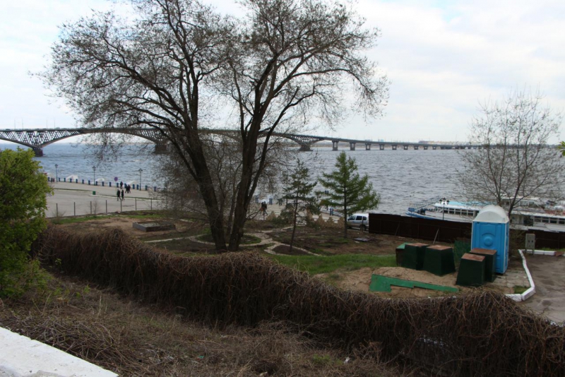 На зеленой зоне Набережной началась подготовка к строительству