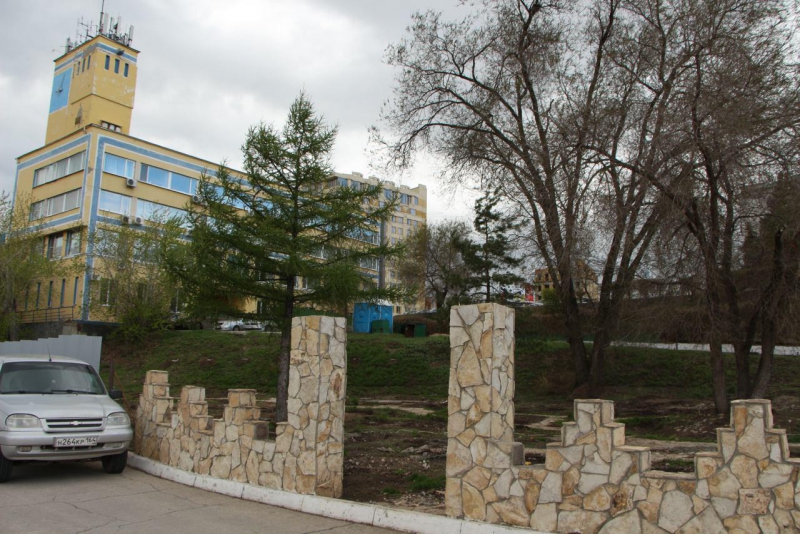 На зеленой зоне Набережной началась подготовка к строительству