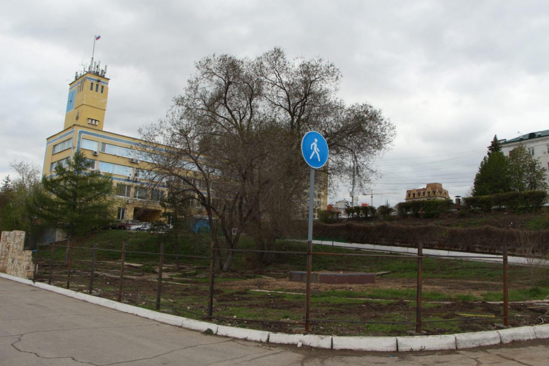 На зеленой зоне Набережной началась подготовка к строительству