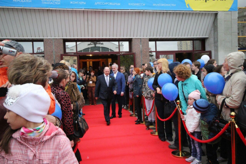 Александр Ландо прошелся по красной дорожке фестиваля «Принцесса цирка»