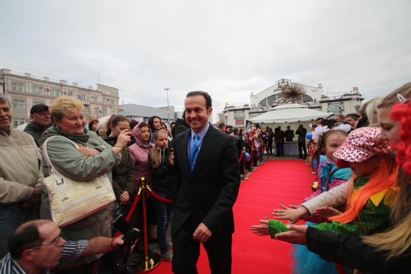 Александр Ландо прошелся по красной дорожке фестиваля «Принцесса цирка»