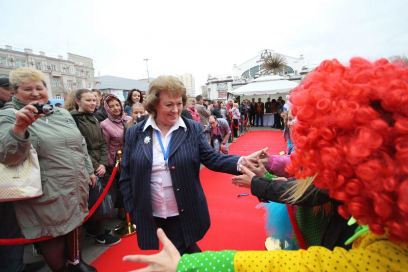 Александр Ландо прошелся по красной дорожке фестиваля «Принцесса цирка»