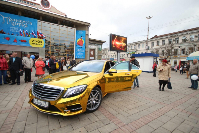 Александр Ландо прошелся по красной дорожке фестиваля «Принцесса цирка»