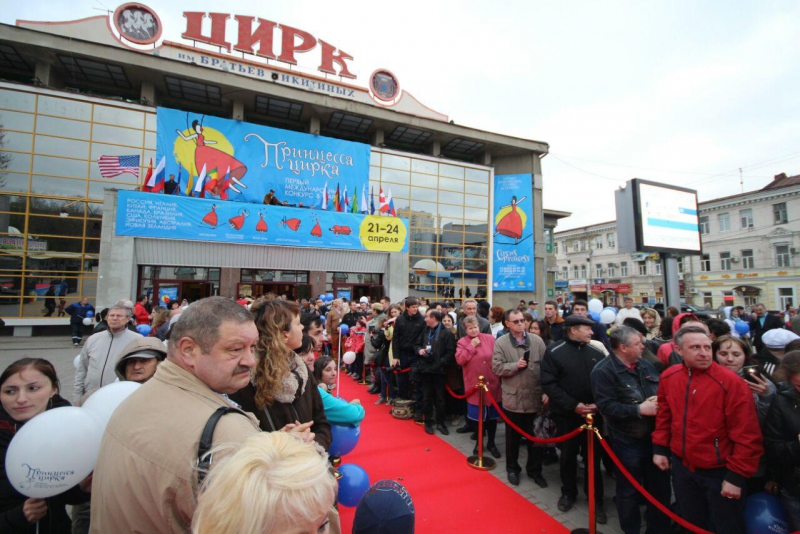 Александр Ландо прошелся по красной дорожке фестиваля «Принцесса цирка»