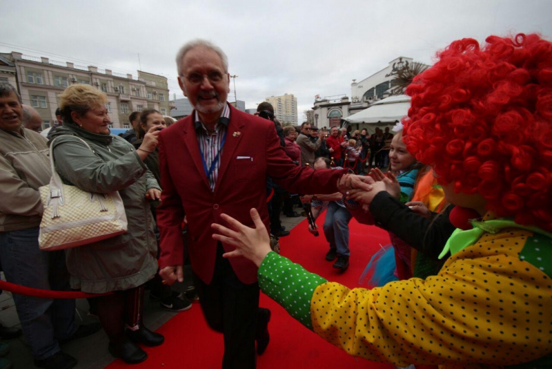 Александр Ландо прошелся по красной дорожке фестиваля «Принцесса цирка»