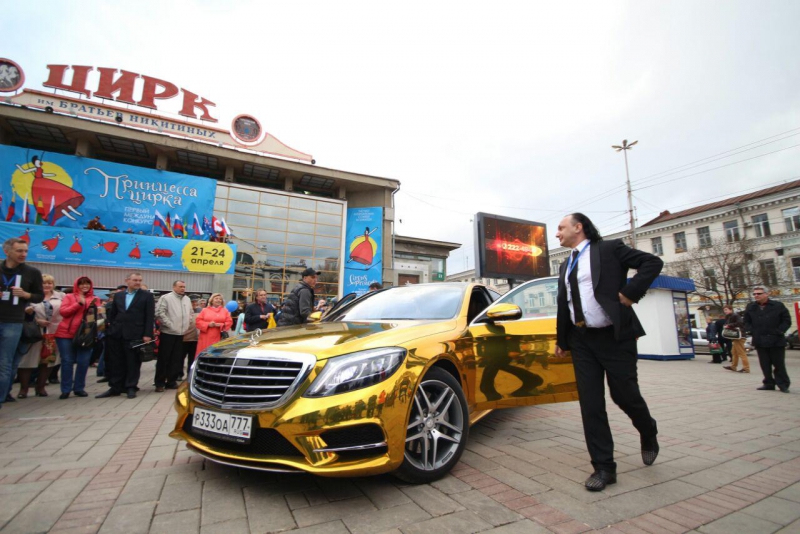 Александр Ландо прошелся по красной дорожке фестиваля «Принцесса цирка»