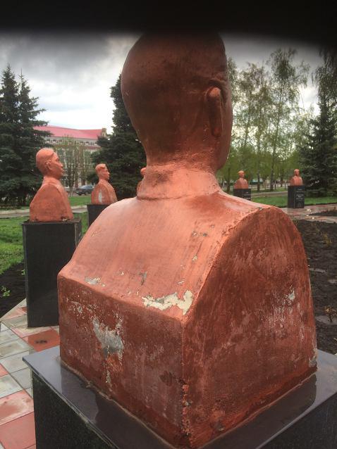 Очевидцы: В Петровске разрушаются бюсты Героев Советского Союза