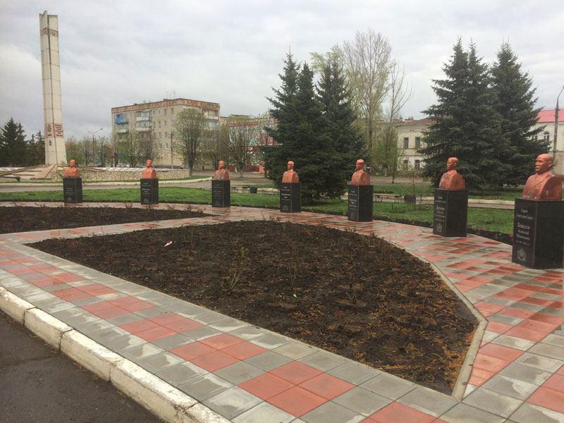 Очевидцы: В Петровске разрушаются бюсты Героев Советского Союза