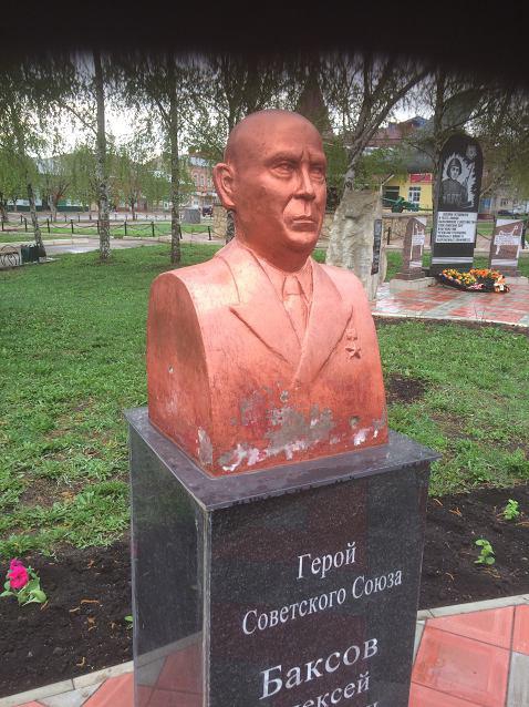 Очевидцы: В Петровске разрушаются бюсты Героев Советского Союза