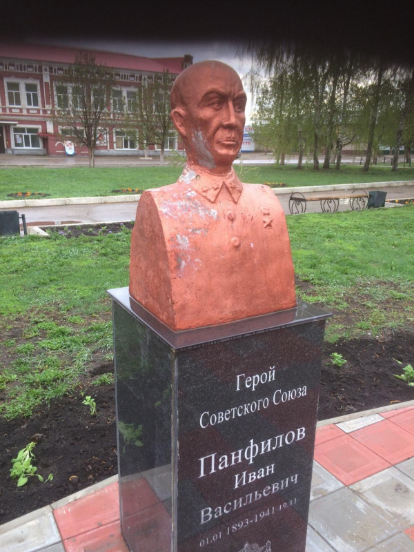 Очевидцы: В Петровске разрушаются бюсты Героев Советского Союза