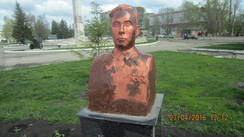 Юрий Заигралов пообещал отремонтировать бюсты Героев Советского Союза к 5 мая