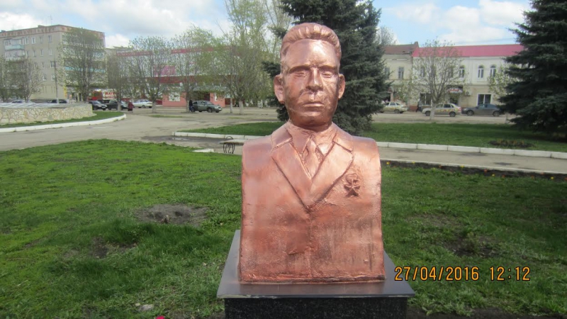 Юрий Заигралов пообещал отремонтировать бюсты Героев Советского Союза к 5 мая