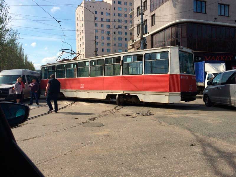 В Саратове сошедший с рельсов трамвай врезался в автобус