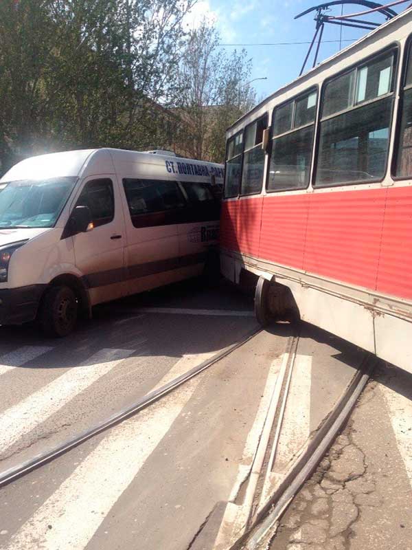 В Саратове сошедший с рельсов трамвай врезался в автобус