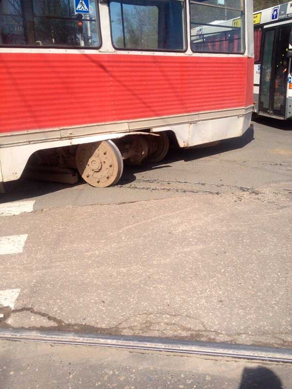 В Саратове сошедший с рельсов трамвай врезался в автобус