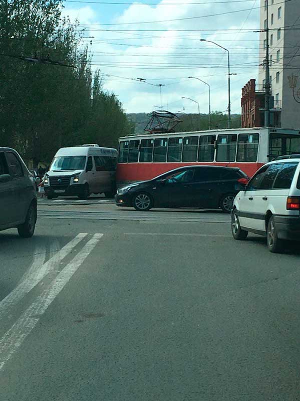 В Саратове сошедший с рельсов трамвай врезался в автобус