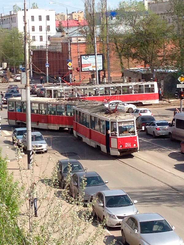 В Саратове сошедший с рельсов трамвай врезался в автобус