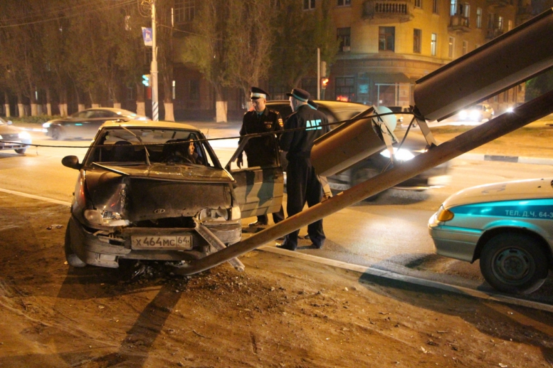 Женщина за рулем «ВАЗ-2114» снесла светофор на Ново-Астраханском шоссе