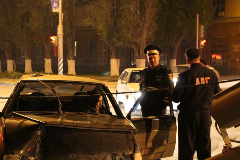 Женщина за рулем «ВАЗ-2114» снесла светофор на Ново-Астраханском шоссе