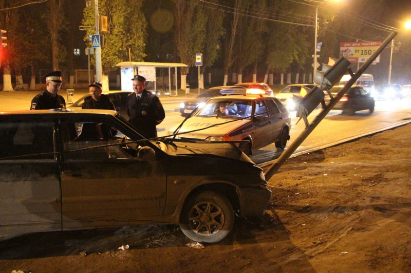 Женщина за рулем «ВАЗ-2114» снесла светофор на Ново-Астраханском шоссе