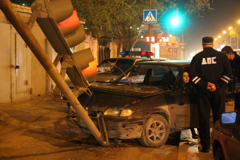 Женщина за рулем «ВАЗ-2114» снесла светофор на Ново-Астраханском шоссе