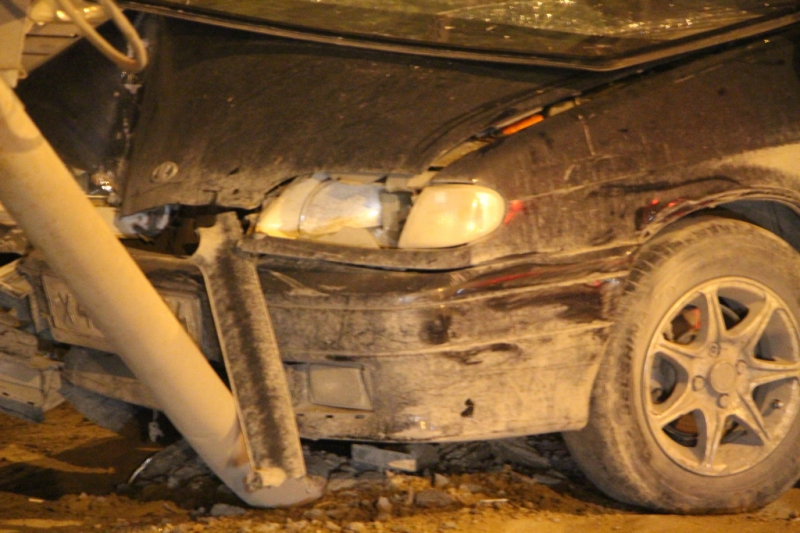 Женщина за рулем «ВАЗ-2114» снесла светофор на Ново-Астраханском шоссе