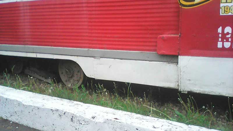 Движение трамваев №3 прекратилось из-за сошедшего с рельсов вагона