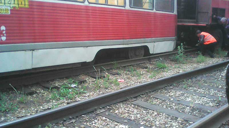 Движение трамваев №3 прекратилось из-за сошедшего с рельсов вагона