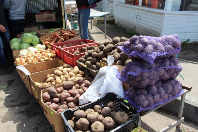 Рейд мэрии. У торговцев овощами изъяли весы и товар