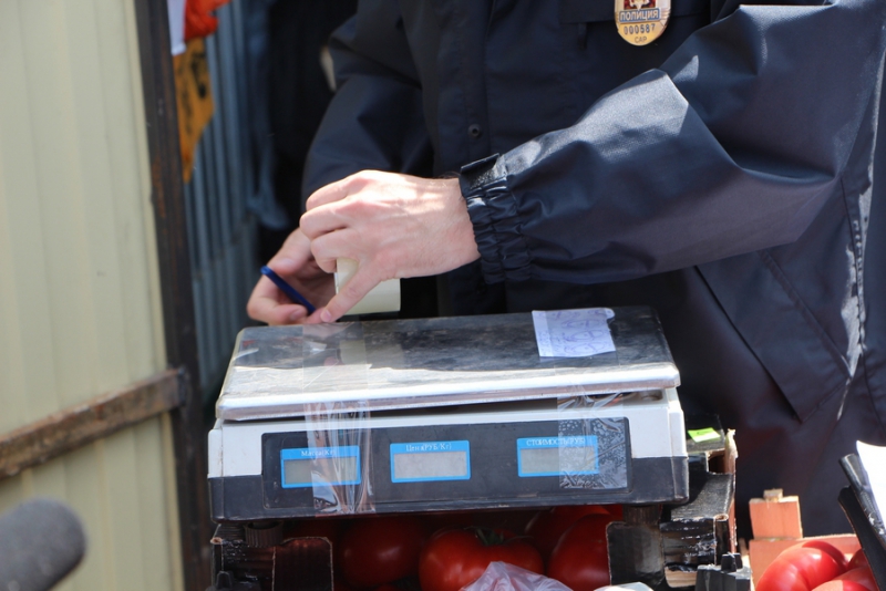 Рейд мэрии. У торговцев овощами изъяли весы и товар