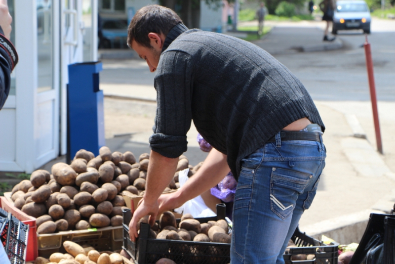 Рейд мэрии. У торговцев овощами изъяли весы и товар