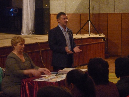 Валерий Бонарь встретился с жителями Питерского, Ровенского районов и рабочими завода «Моссар» в Марксе