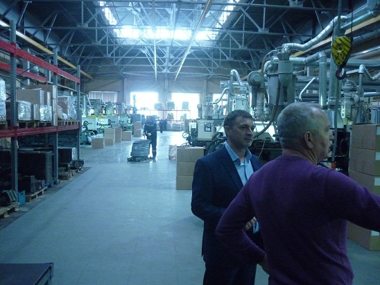 Валерий Бонарь встретился с жителями Питерского, Ровенского районов и рабочими завода «Моссар» в Марксе