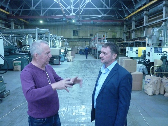 Валерий Бонарь встретился с жителями Питерского, Ровенского районов и рабочими завода «Моссар» в Марксе