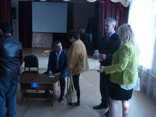 Валерий Бонарь встретился с жителями Питерского, Ровенского районов и рабочими завода «Моссар» в Марксе