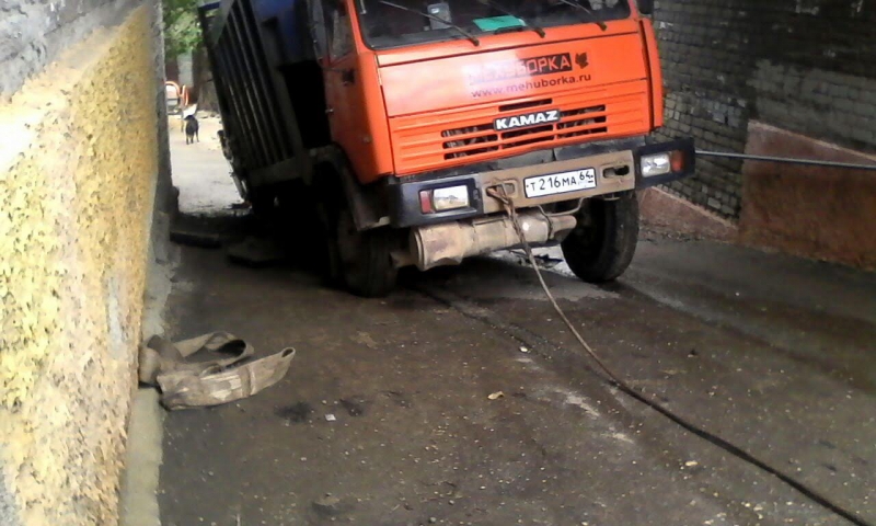 На Высокой в яму провалился мусоровоз