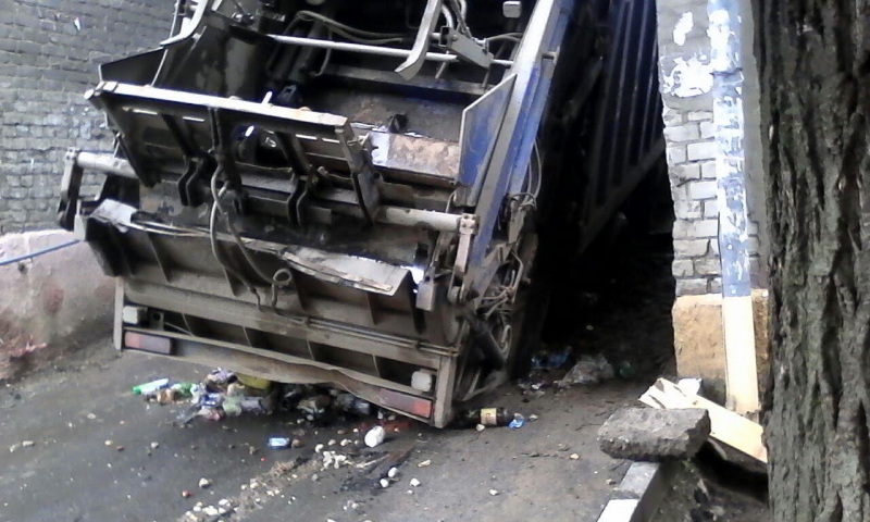 На Высокой в яму провалился мусоровоз