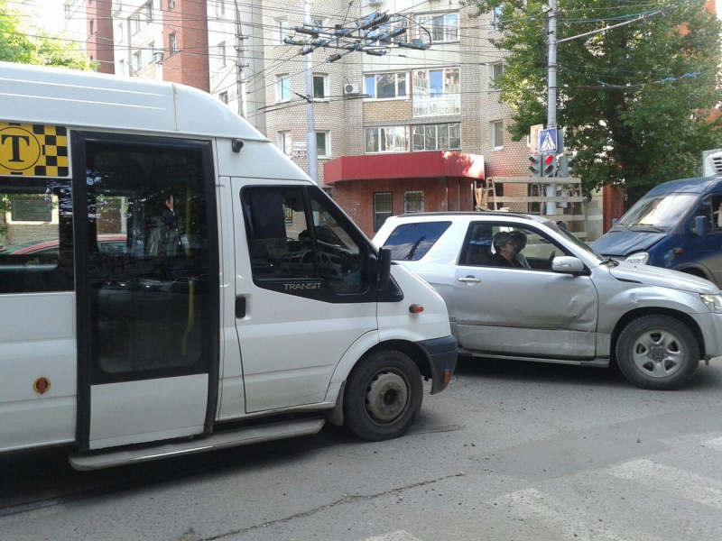 На Чернышевского заблокирован проезд из-за ДТП с маршруткой