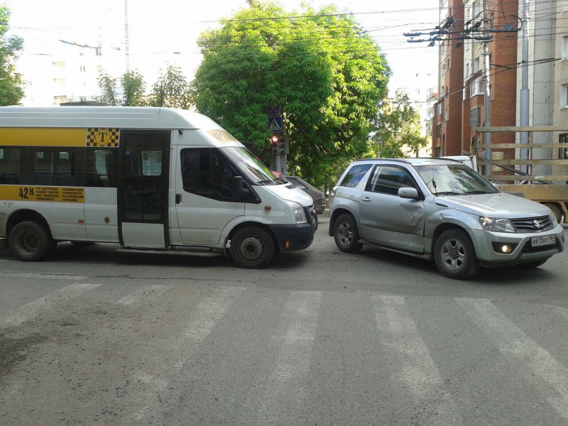 На Чернышевского заблокирован проезд из-за ДТП с маршруткой