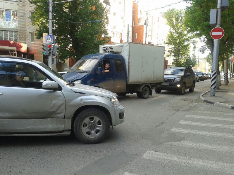 На Чернышевского заблокирован проезд из-за ДТП с маршруткой